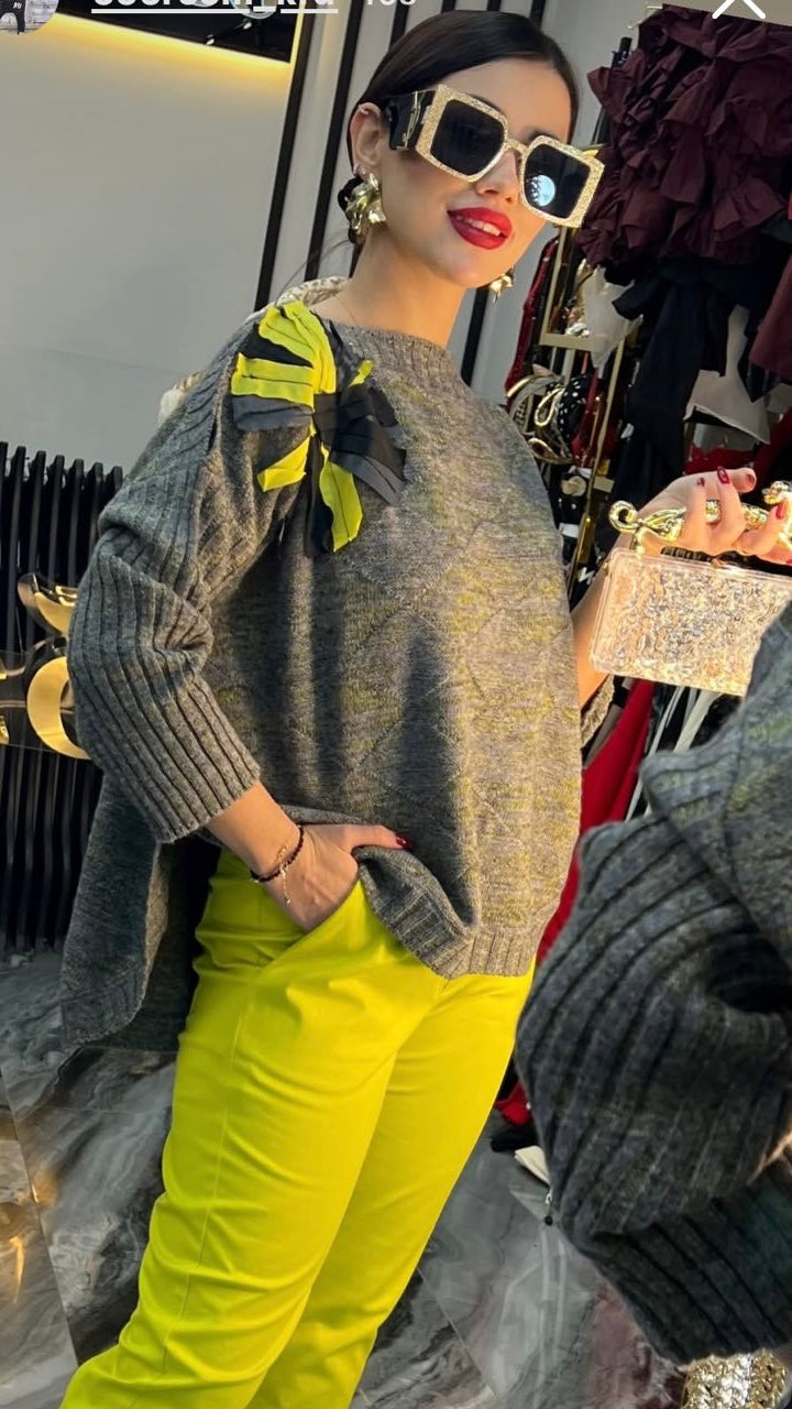 Gray Knit Sweater with Statement Shoulder Appliqué – Modern Artistic Design