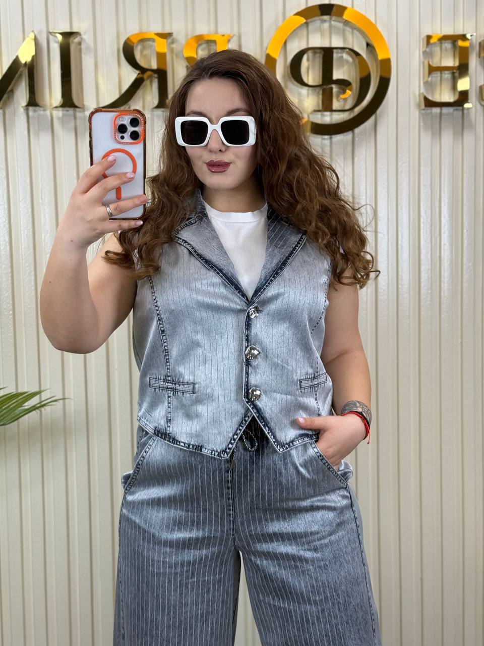 Sleeveless Denim Vest and Striped Wide-Leg Pants Set – Modern Women’s Two-Piece Outfit