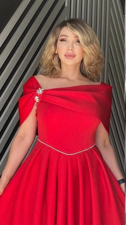Elegant Plus Size Off-Shoulder Red Cocktail Dress with Pleated Skirt