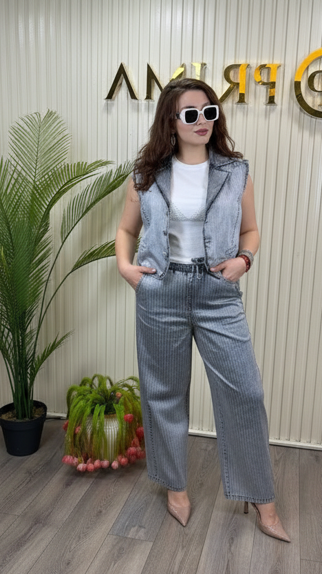 Sleeveless Denim Vest and Striped Wide-Leg Pants Set – Modern Women’s Two-Piece Outfit