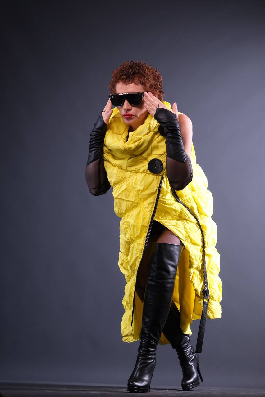 Modern Yellow Vest with Mesh Fingerless Gloves – Bold Statement Layer